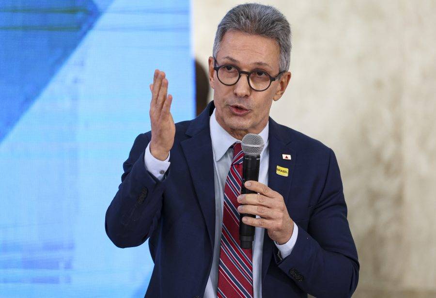Zema defende regras diferentes para homens no Bolsa Família porque mulheres ‘têm outras atribuições em casa’