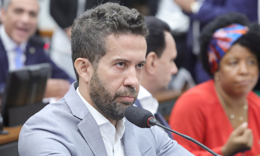 “Vagabundo”: Janones recruta ‘porta-vozes’ para minar Flávio nas redes sociais