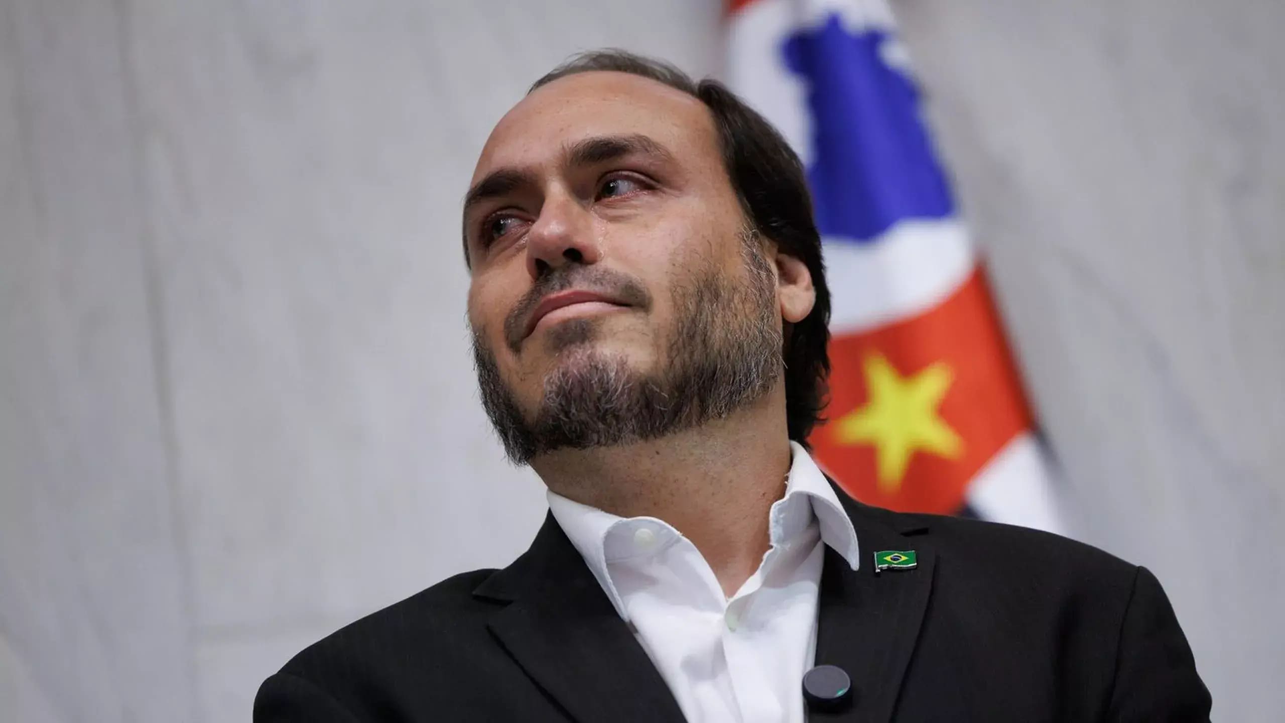 Querem enterrar Bolsonaro vivo, acusa Carlos