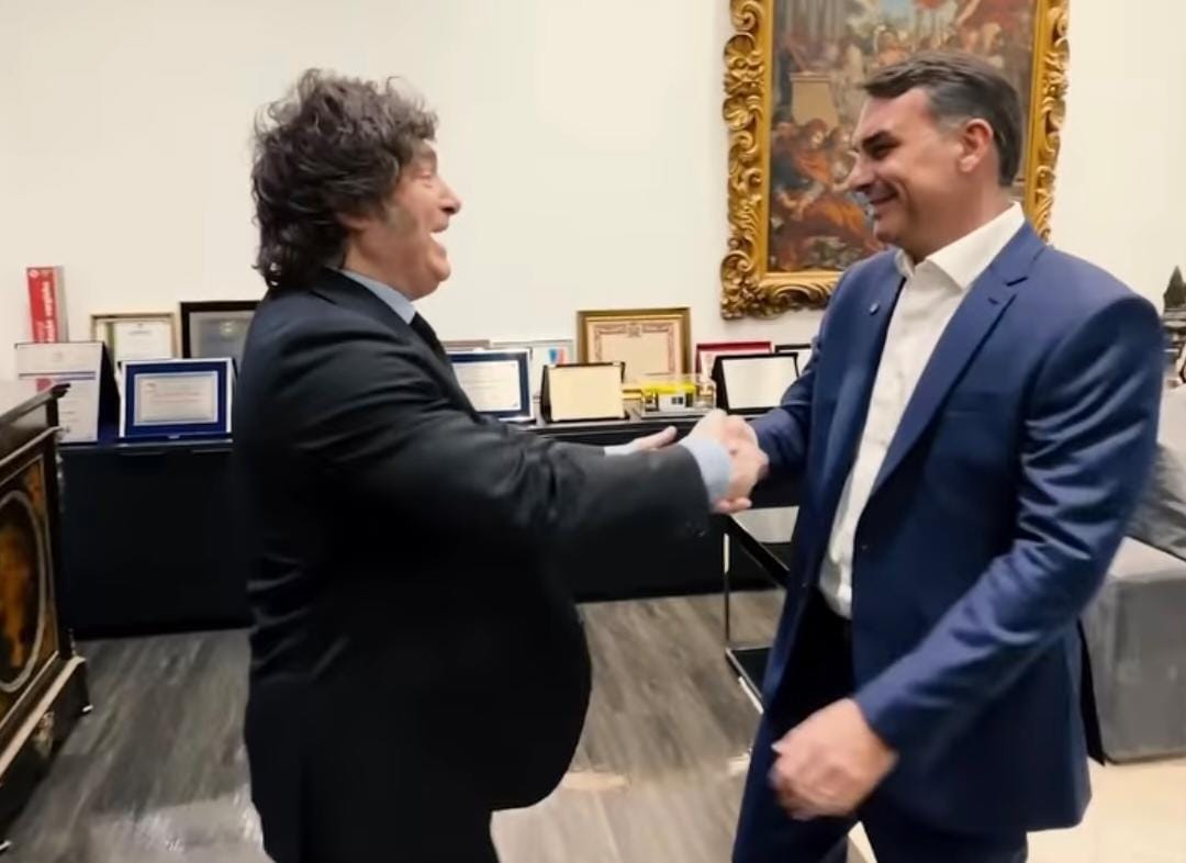 Milei se reúne com Flávio e declara apoio à ‘onda’ azul: ‘Grande esperança para outubro’