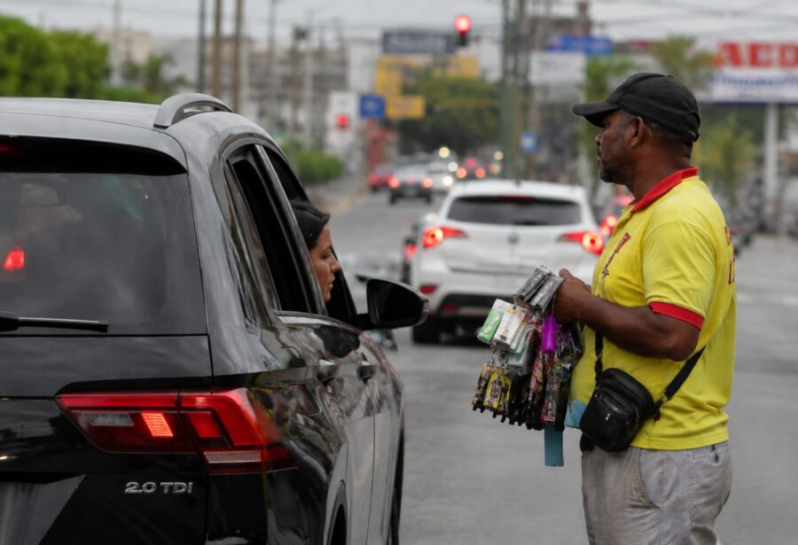 Comércio ambulante em sinais de trânsito de Natal passa a ter novas regras