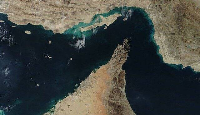 Irã fecha estreito de Hormuz por tempo indeterminado e amplia tensão com os EUA