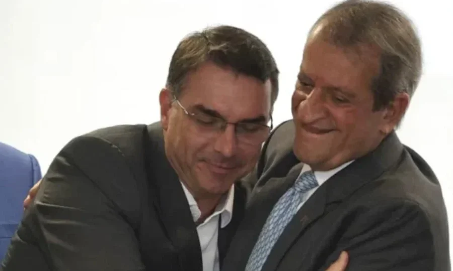 Flávio Bolsonaro sai em defesa de Valdemar Costa Neto e acusa PF de atuação “seletiva”