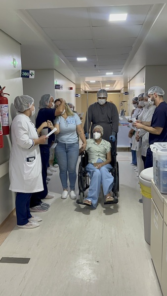 Estudante vence leucemia e recebe alta após transplante de medula em Natal