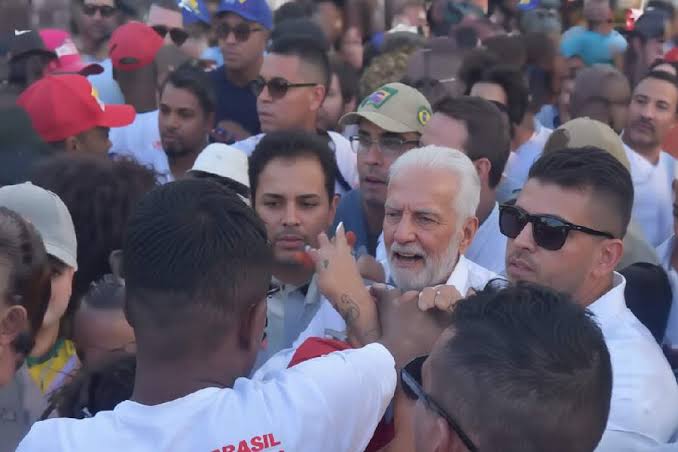 [VÍDEO] Senador petista é vaiado durante desfile em Salvador: “Jaques Master”