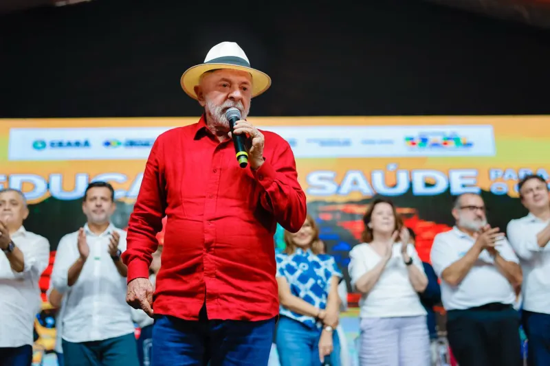 [VÍDEO] Ao lado de Janja, Lula responde declaração de apoiadora: “Eu também te amo, meu amor”