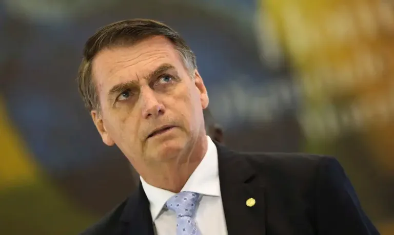 Bolsonaro passou 36 horas soluçando sem parar, diz boletim médico
