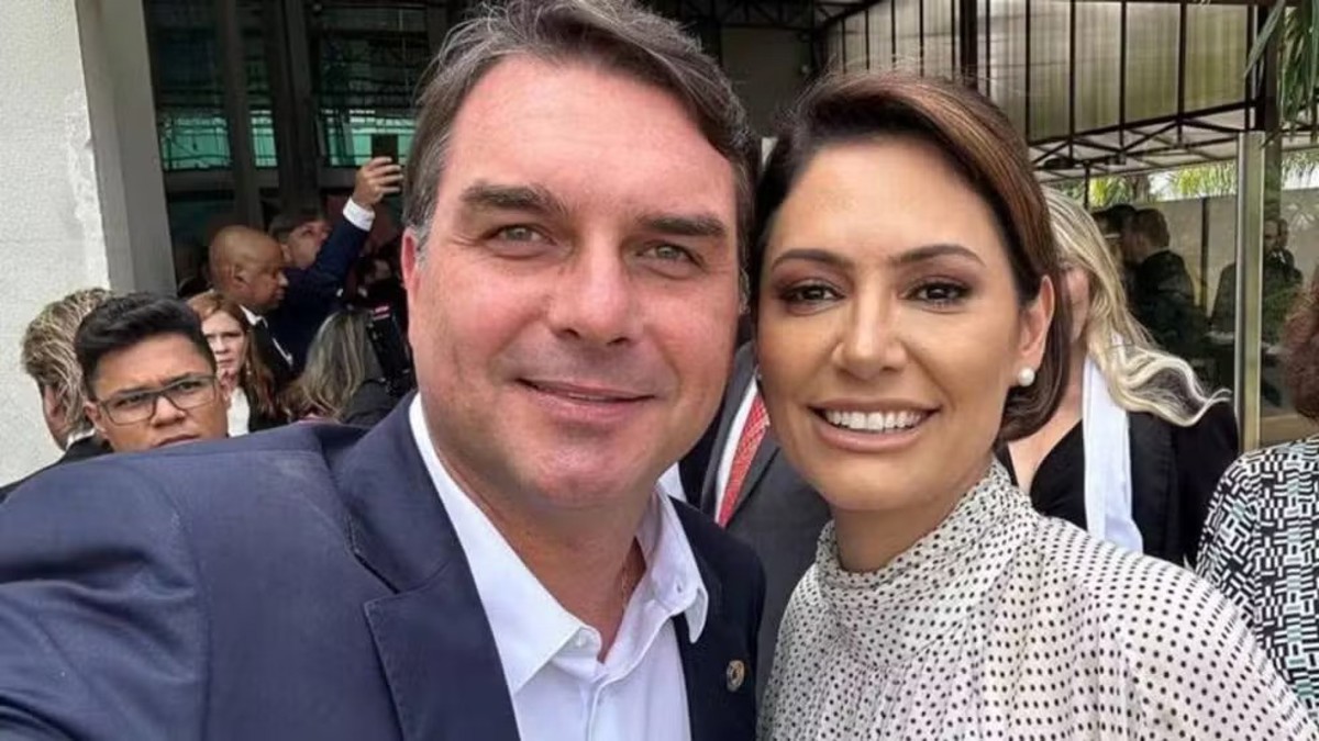 [VÍDEO] Flávio levanta bandeira branca e convida Michelle: “Nosso Brasil não aguenta mais 4 anos de PT”