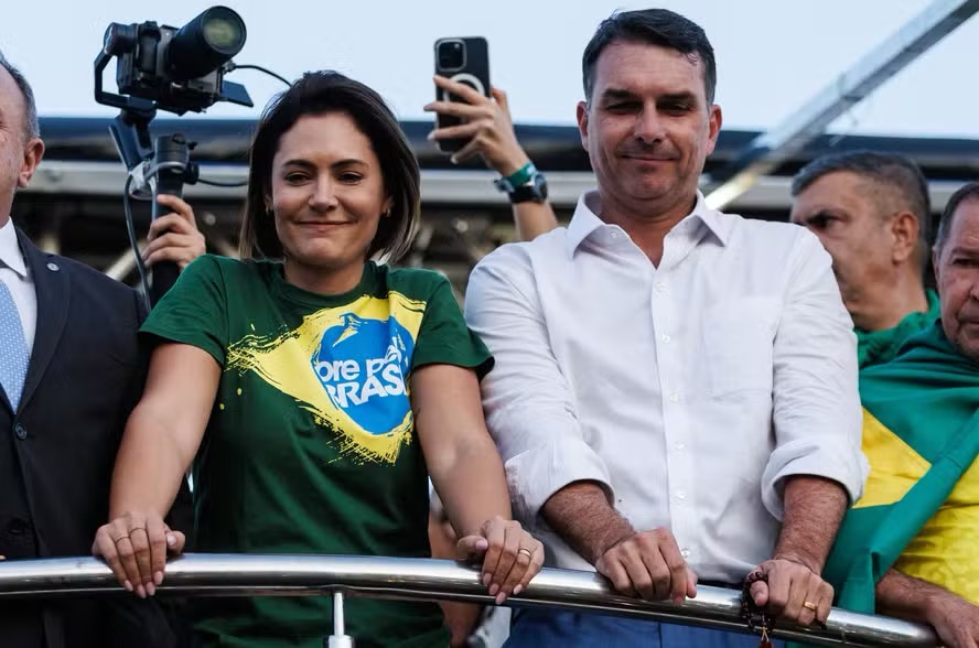 [VÍDEO] Michelle grava vídeo aceitando desculpas de Flávio e deve entrar na campanha