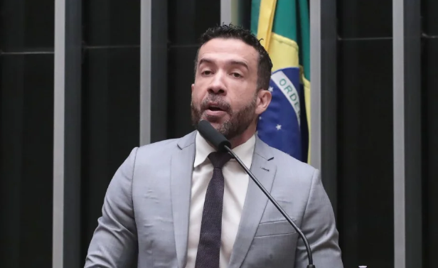 BOLETOS VENCIDOS? Janones é cobrado pela PGR a comprovar quitação de acordo no caso da rachadinha