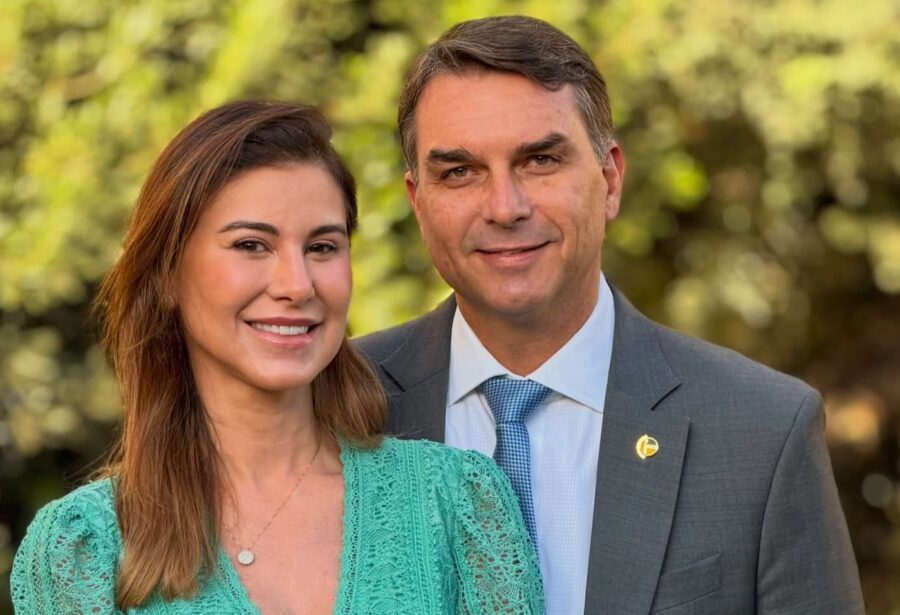 Equipe de Flávio Bolsonaro prepara esposa para reforçar diálogo com o eleitorado feminino