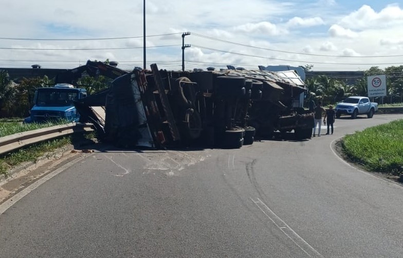 Carreta tomba e provoca congestionamento na Grande Natal
