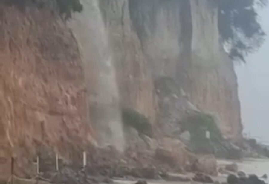 VÍDEO: Chuvas formam cachoeira em falésia na Praia do Centro, em Pipa