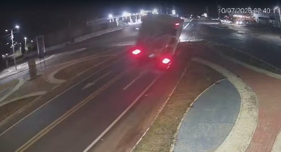 Carreta carregada de melão tomba e atinge três veículos na BR-226, no Oeste do RN