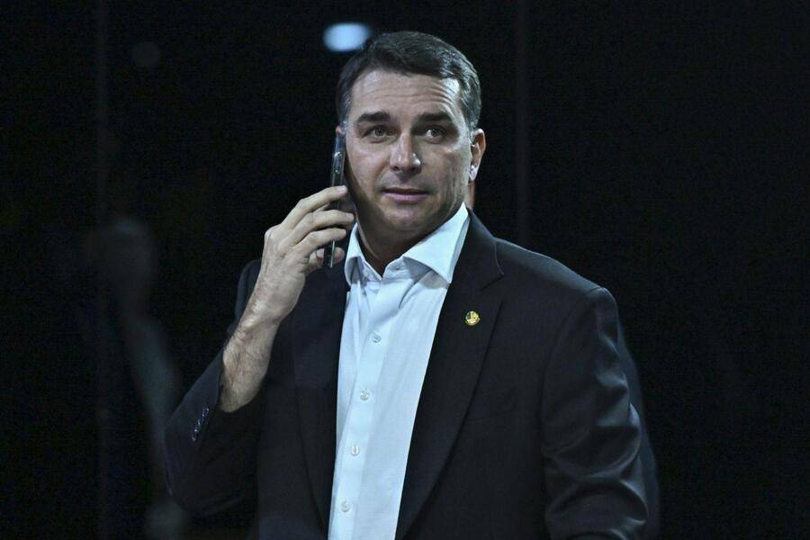PL oficializa candidatura de Flávio Bolsonaro sem alianças e candidato a vice