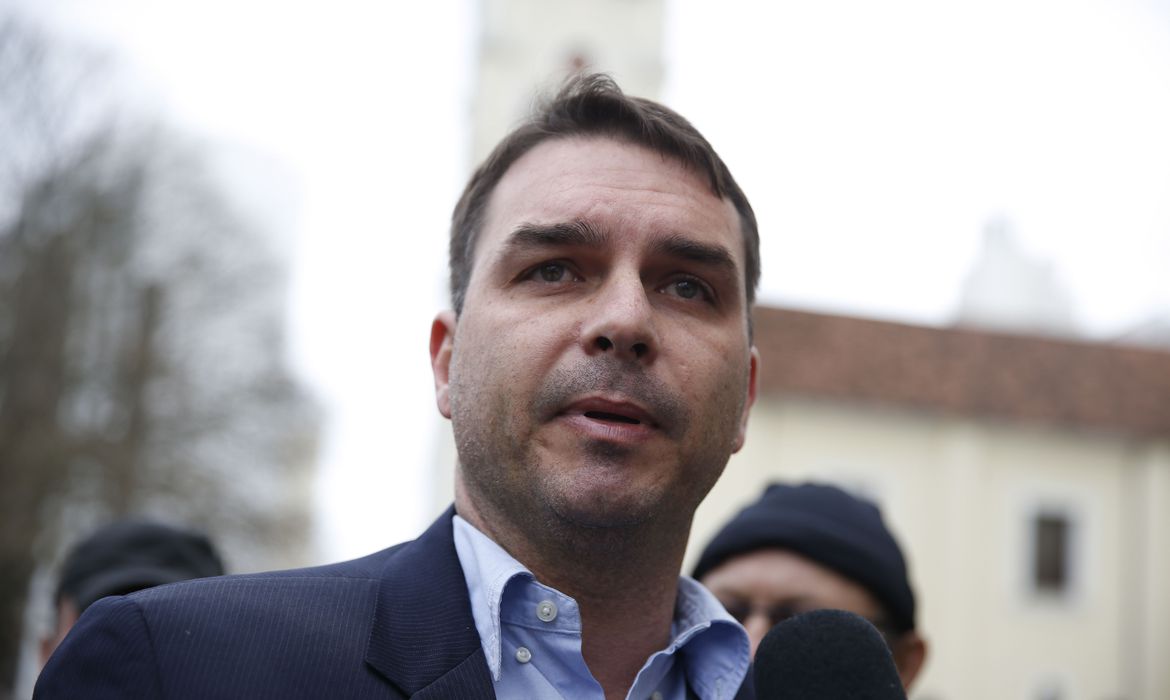 Flávio Bolsonaro envia novo pedido aos EUA para barrar tarifa de 25%