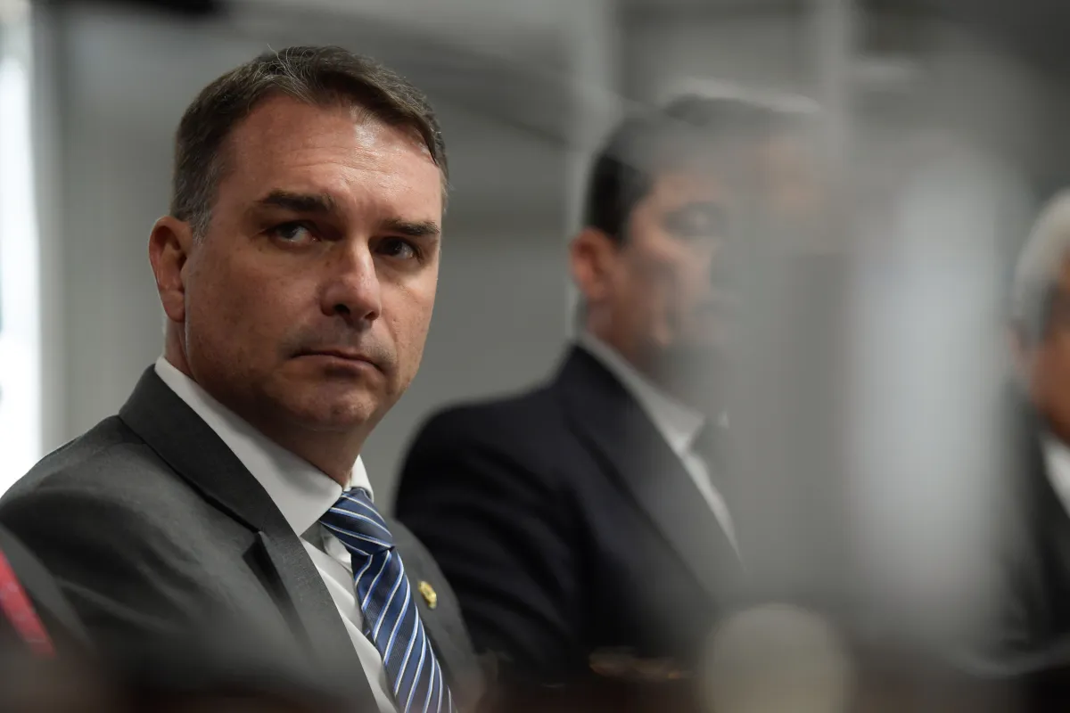 Flávio Bolsonaro diz que vai aceitar resultado das urnas e que TSE será imparcial