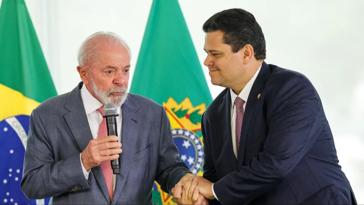 Alcolumbre vai de inimigo a aliado do governo Lula em meses