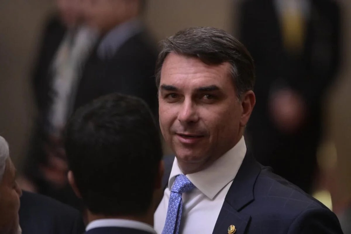 PF abre inquérito para investigar fraude na filiação de Flávio Bolsonaro