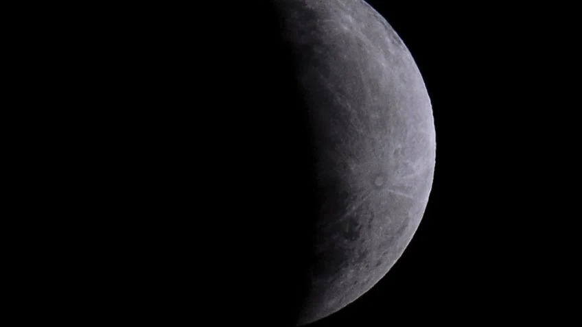 ECLIPSE PARCIAL DA LUA NO BRASIL: Saiba os horários e como observar o fenômeno