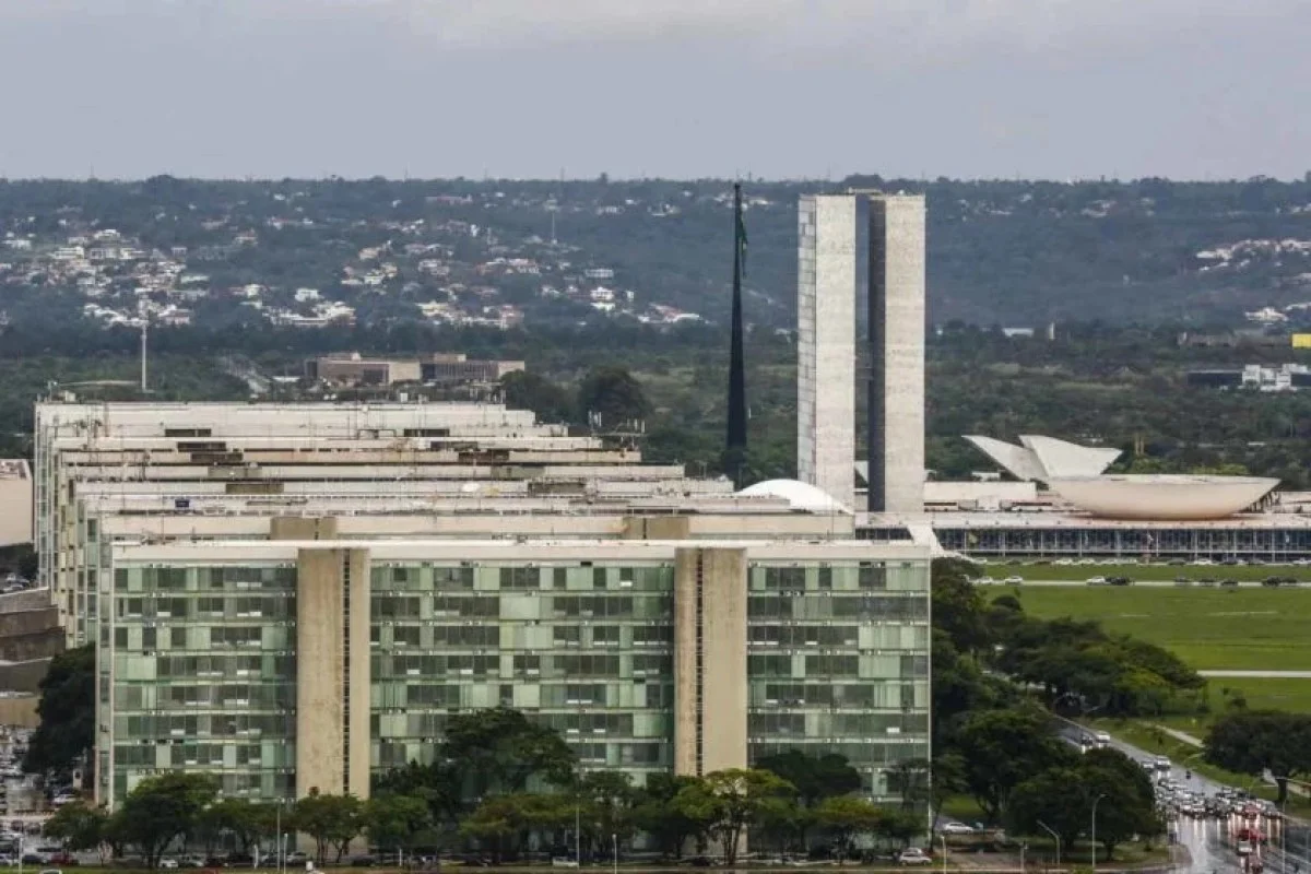 Congresso aprova ‘PLP da gastança’: pacote amplia drible ao arcabouço fiscal e ameaça contas públicas em 2026