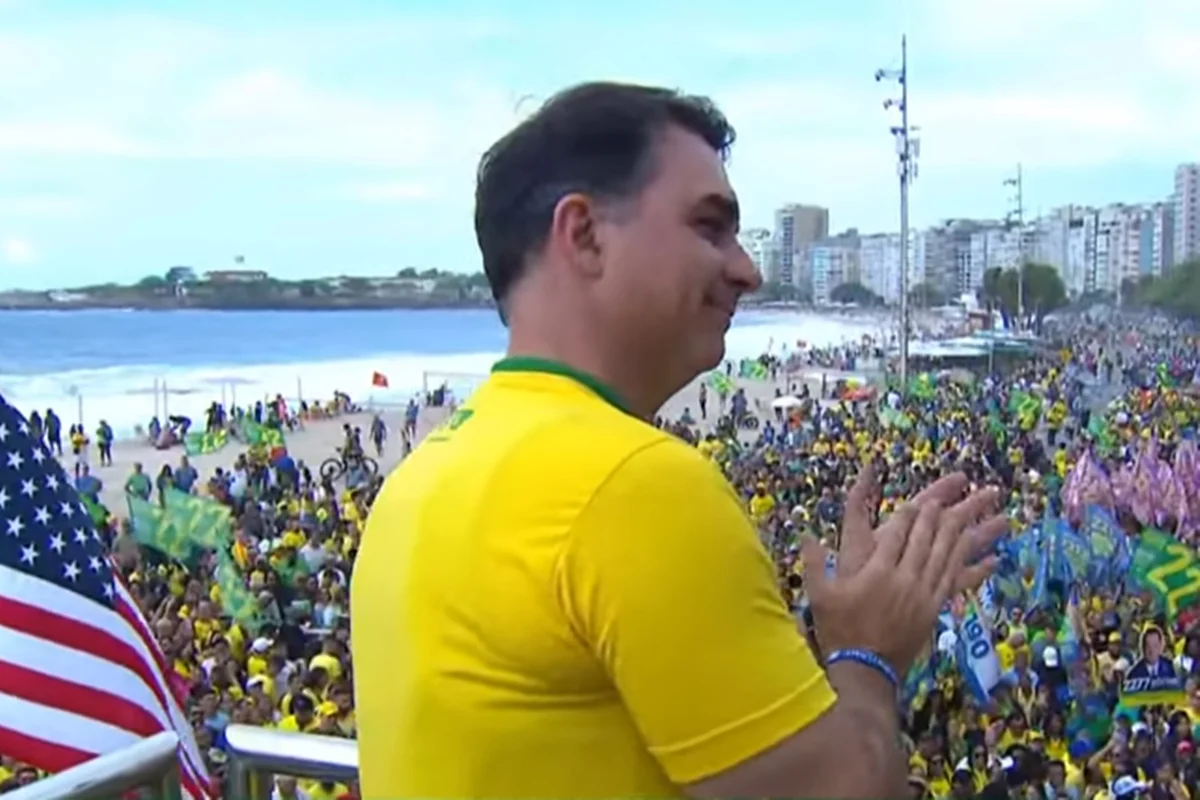 Com áudio de Bolsonaro e aceno ao pai, Flávio inicia campanha e desafia tese de soberania de Lula