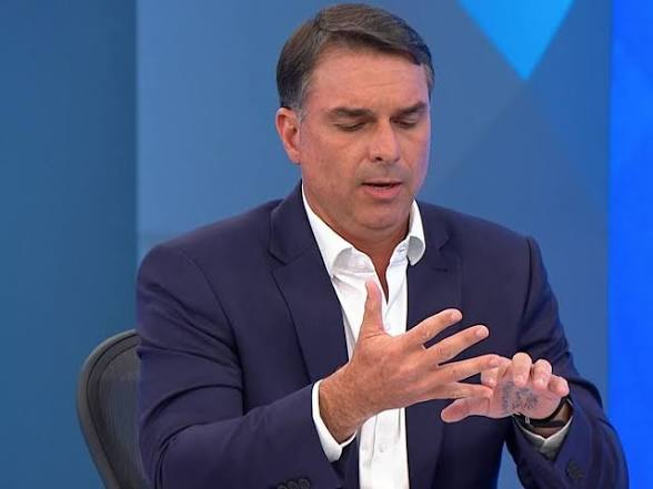 [VÍDEO] “MESMO TIPO DE RELAÇÃO”: Flávio Bolsonaro compara investimento de Vorcaro no Dark Horse a patrocínio na Globo