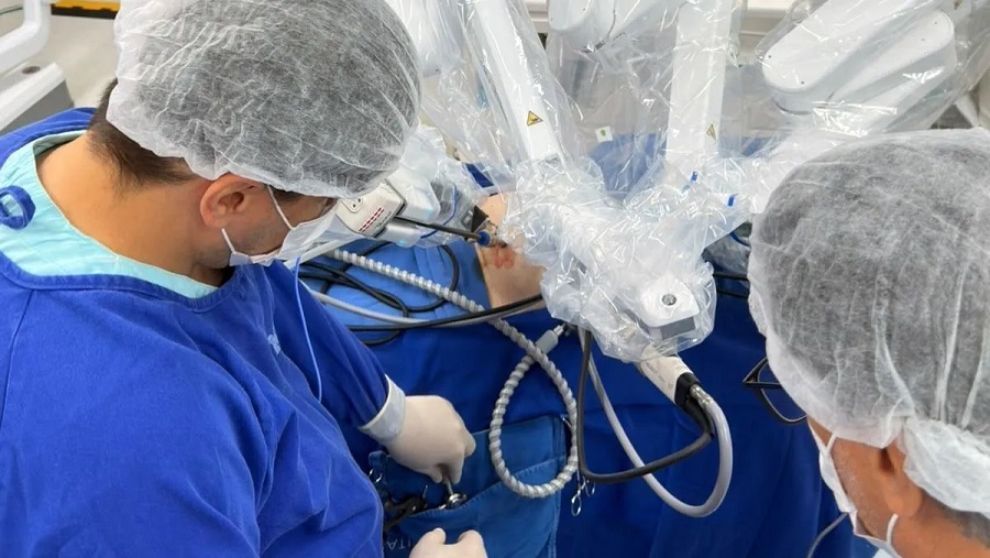 Robô chinês realiza cirurgia de remoção total da próstata a 3 mil km de distância