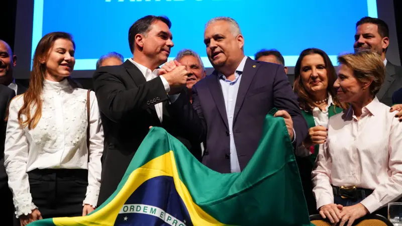 Flávio Bolsonaro sondou vereadora e definiu Alfredo Gaspar como vice a menos de 24 horas do anúncio