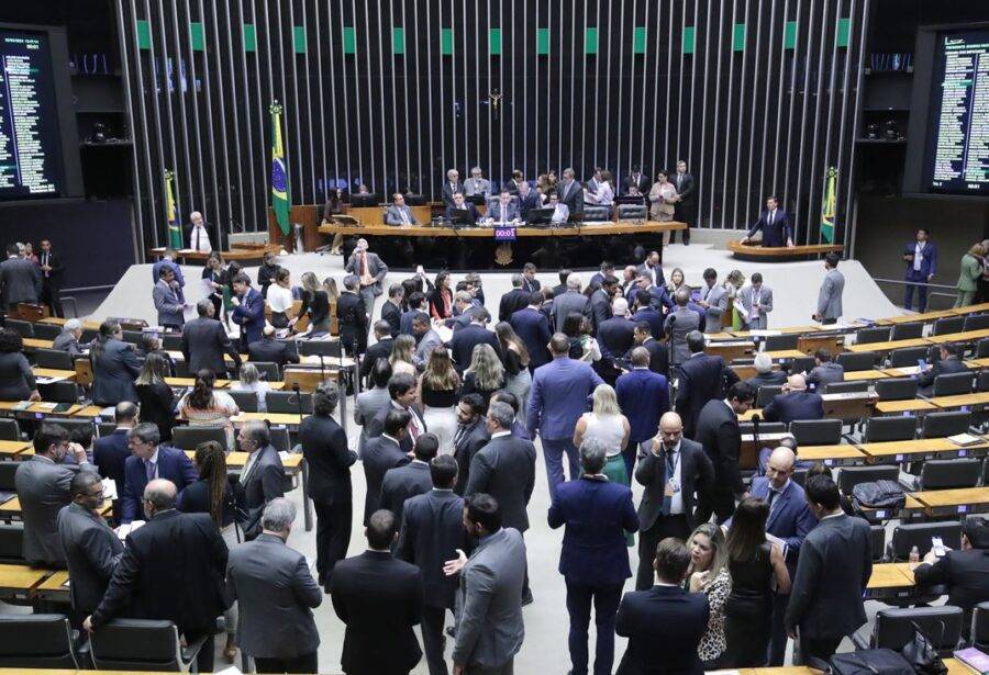Congresso aprova gastos extras em 2026 e governo inclui gatilhos de ajuste fiscal para 2027