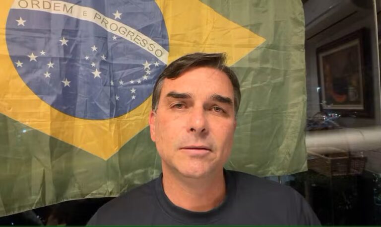 Flávio Bolsonaro propõe limitar poderes do STF e retirar processos criminais do tribunal