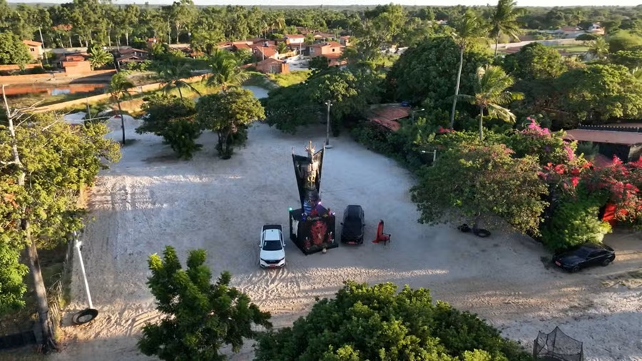 Estátua de 11 metros em homenagem ao Diabo é inaugurada em templo no Ceará