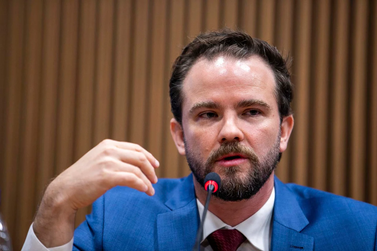 Flávio acusa Durigan de fazer campanha para Lula enquanto ministro
