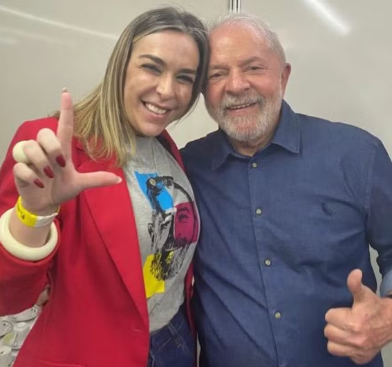 CAI QUEM QUER: Depois de dizer que não conhecia Roberta Luchsinger, Lula muda versão após ser desmentido e diz que tira fotos com “inúmeras pessoas”