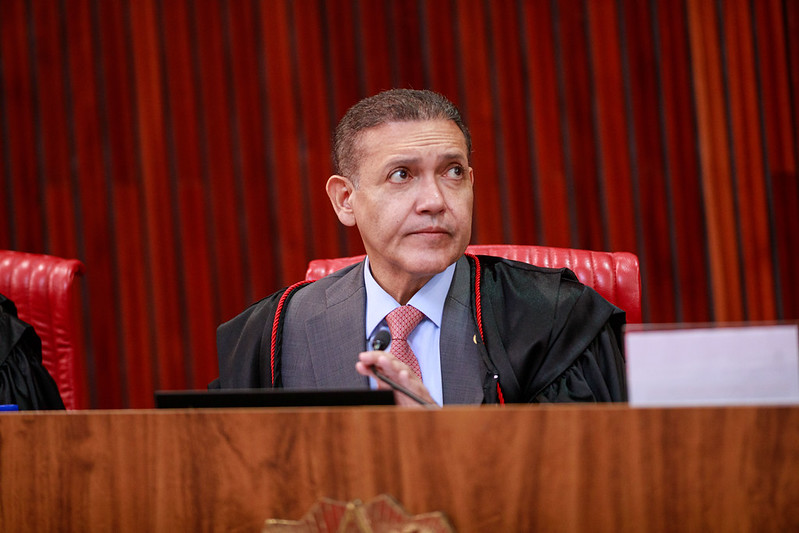 TSE suspende jingle de Lula que associa Flávio a caso Master