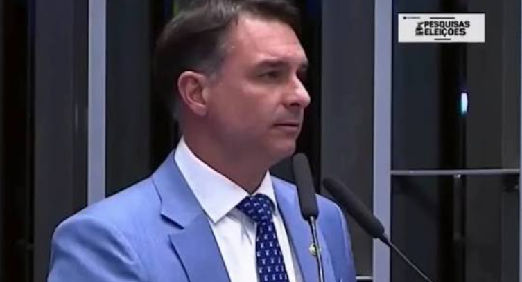 [VÍDEO] “NOSSA DEMOCRACIA ESTÁ PODRE”: Flávio Bolsonaro dispara contra relação entre Executivo e STF