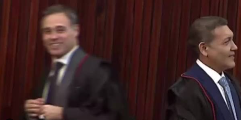 [VÍDEO] André Mendonça chega sorrido à sessão do TSE após revelação das conversas de Vorcaro com Moraes