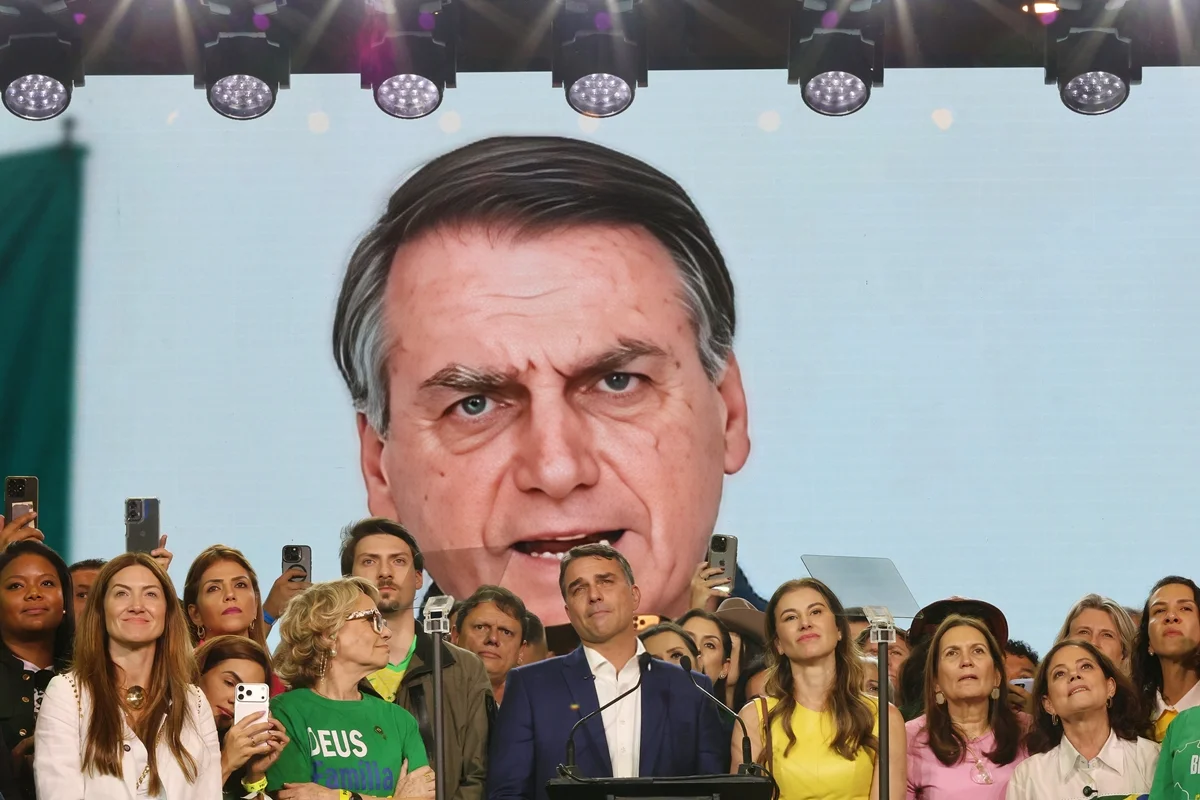 Por 4 a 3, TSE rejeita multa a Flávio por uso de vídeo de Jair Bolsonaro gerado por IA
