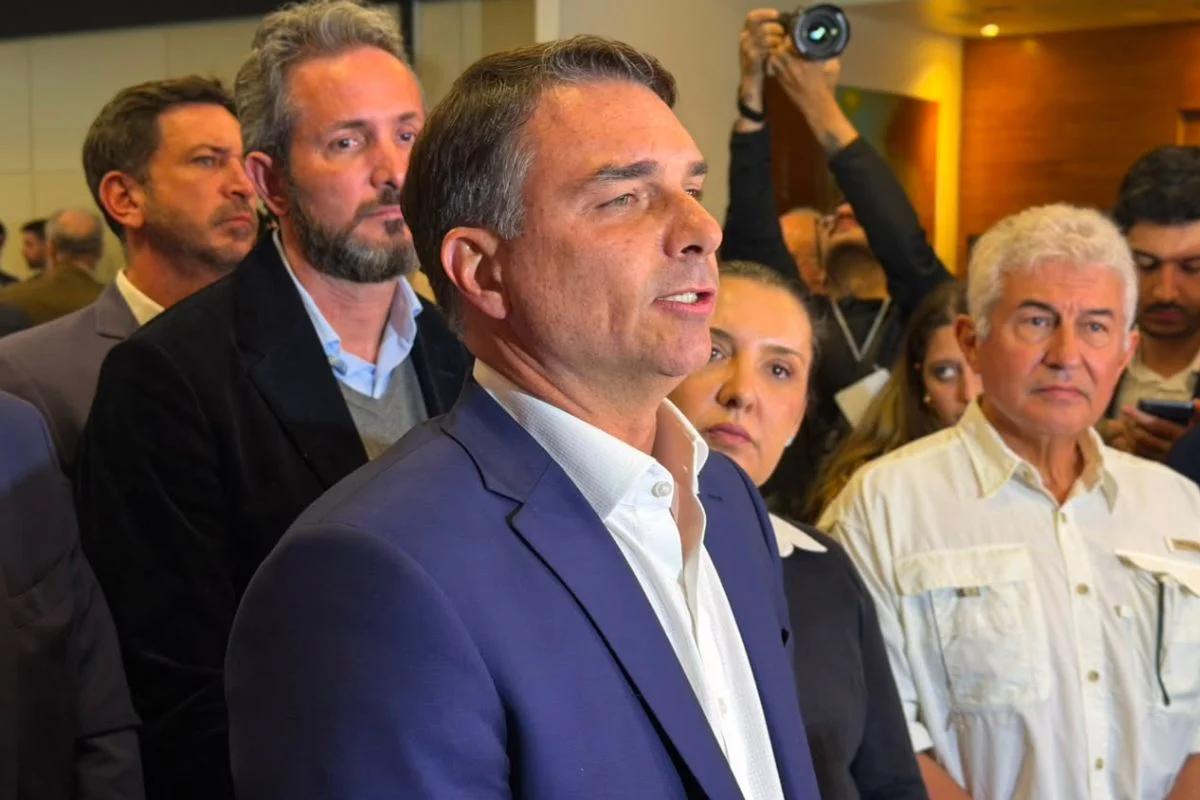 Flávio Bolsonaro acusa Alexandre de Moraes de atuar como “advogado” de Daniel Vorcaro