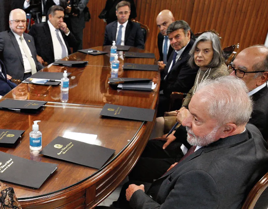 Maioria dos brasileiros desaprova Lula, STF e Congresso, diz pesquisa Futura/100% Cidades