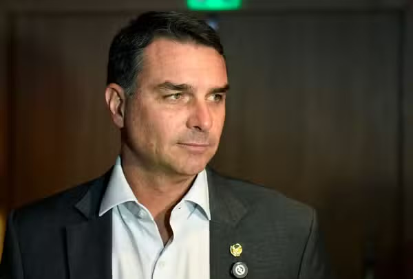 [VÍDEO] Vitória de Flávio Bolsonaro no 1º turno não seria surpresa, aponta economista Maurício Moura