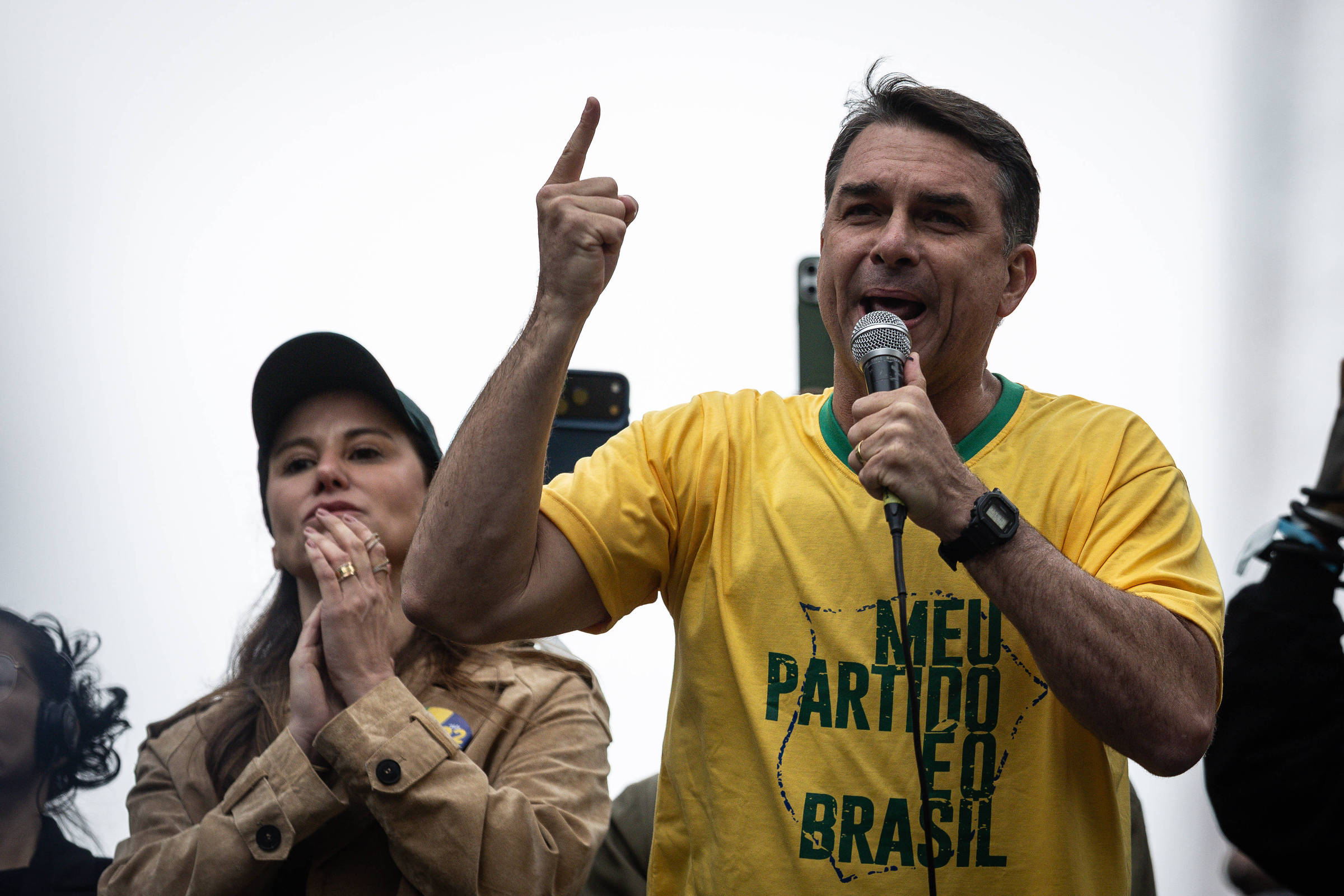 [VÍDEO] “TROPA DE CHOQUE DE LULA ENTROU EM CAMPO: Flávio associa petista à suspensão da sessão do STF que julgava abertura de investigação sobre Moraes
