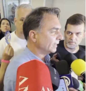 “QUEM VOTA EM LULA VOTA EM MORAES”: Flávio promete indicar cinco ministros ao STF