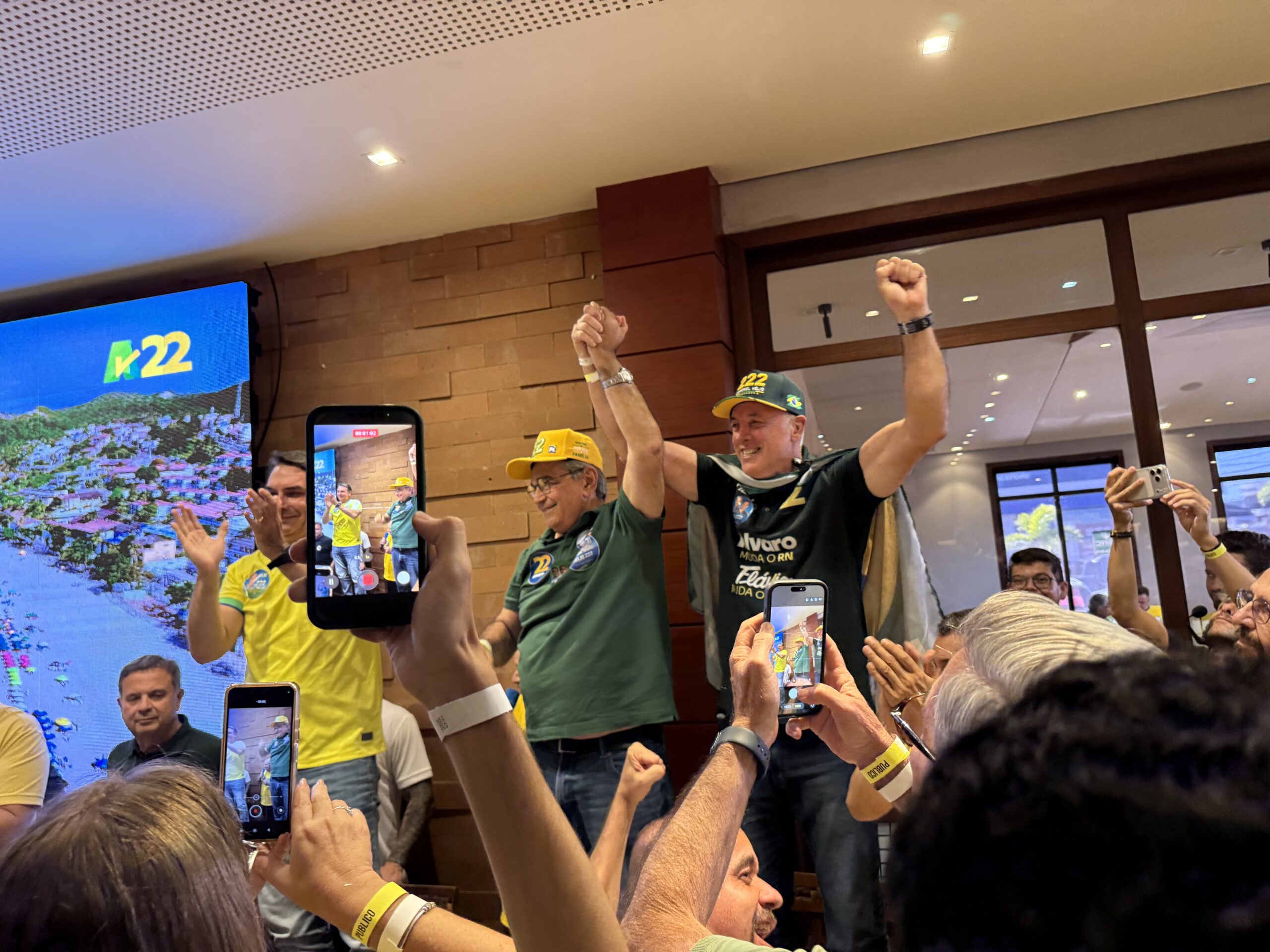 Flávio Bolsonaro é recebido por multidão em restaurante Sal e Brasa em Natal