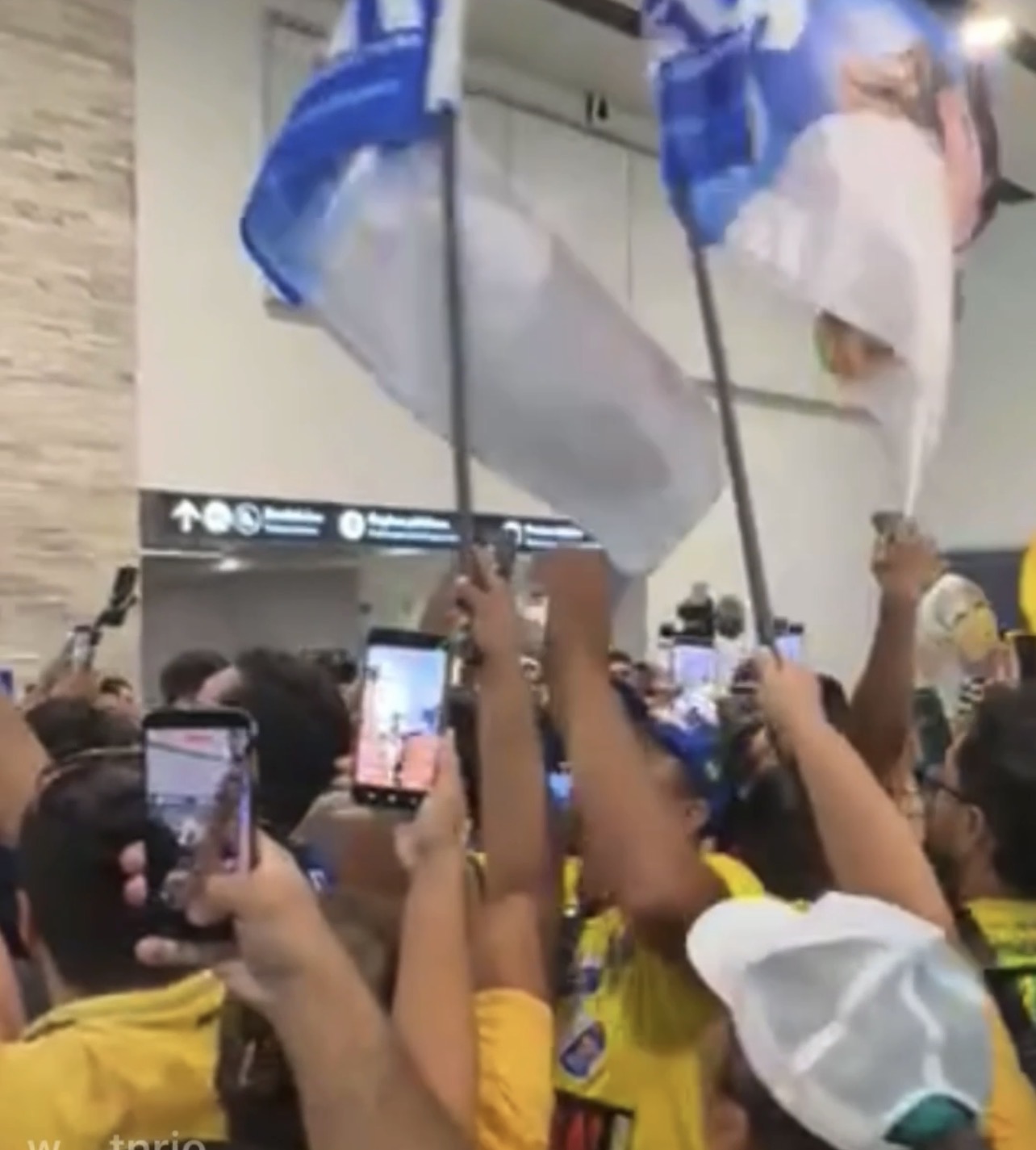 [VÍDEO] Flávio Bolsonaro é recebido por multidão no Aeroporto Internacional de Natal