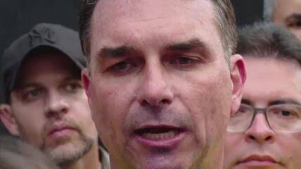 [VÍDEO] Flávio Bolsonaro confirma presença no debate da Globo e desafia Lula: “vou esfregar verdade na sua cara”