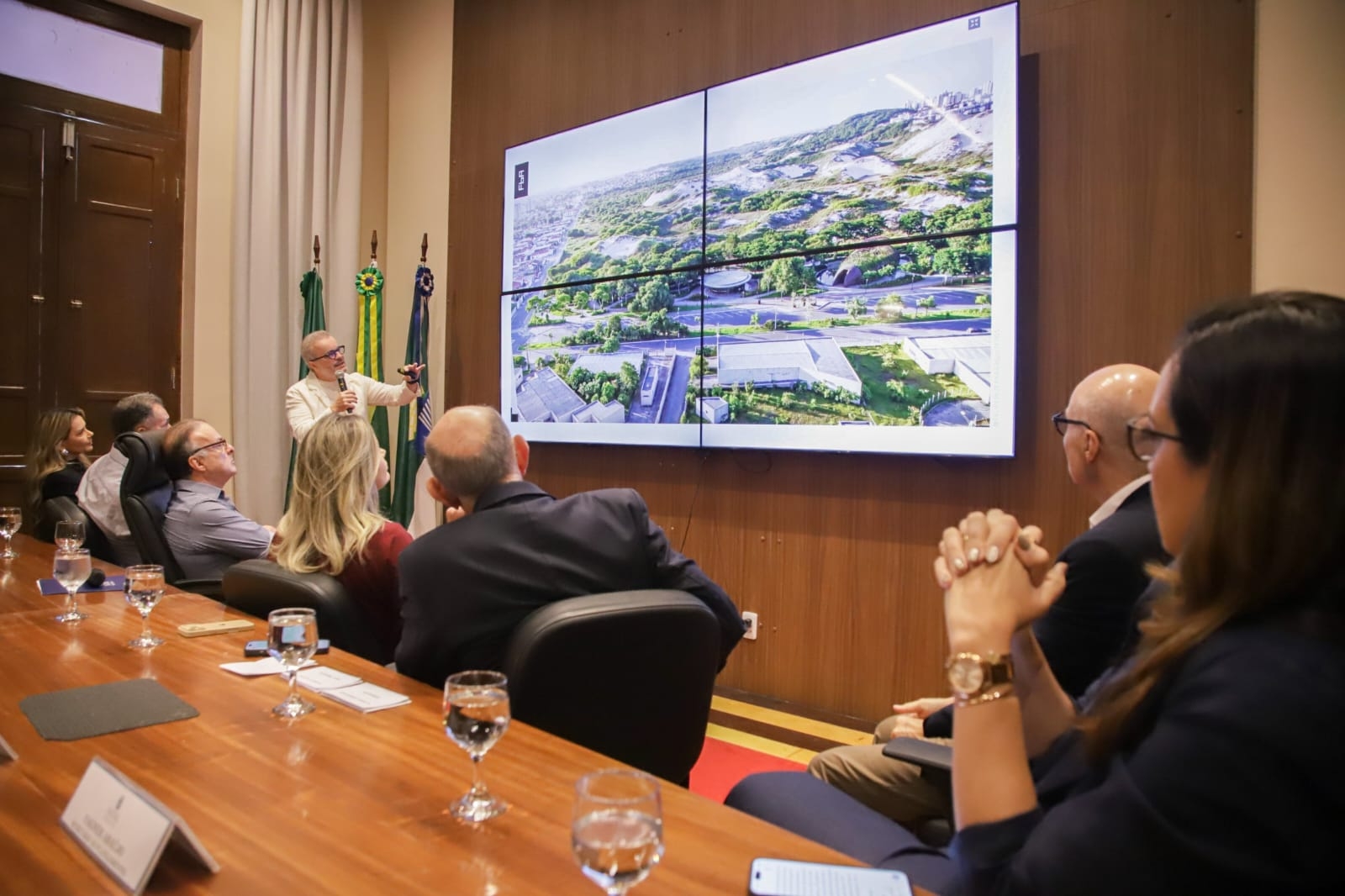 Prefeitura apresenta proposta para o Parque Linear de Capim Macio à imprensa e autoridades