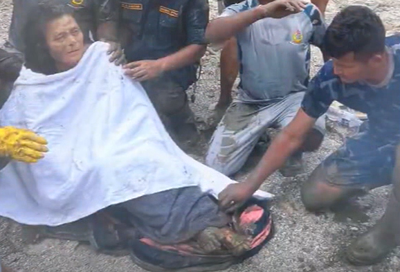 Mulher de 60 anos é resgatada viva após 10 dias soterrada no Nepal