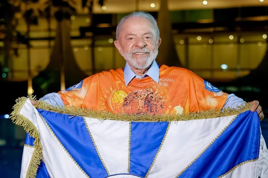 TSE aceita ação de Flávio Bolsonaro contra Lula por desfile de Carnaval