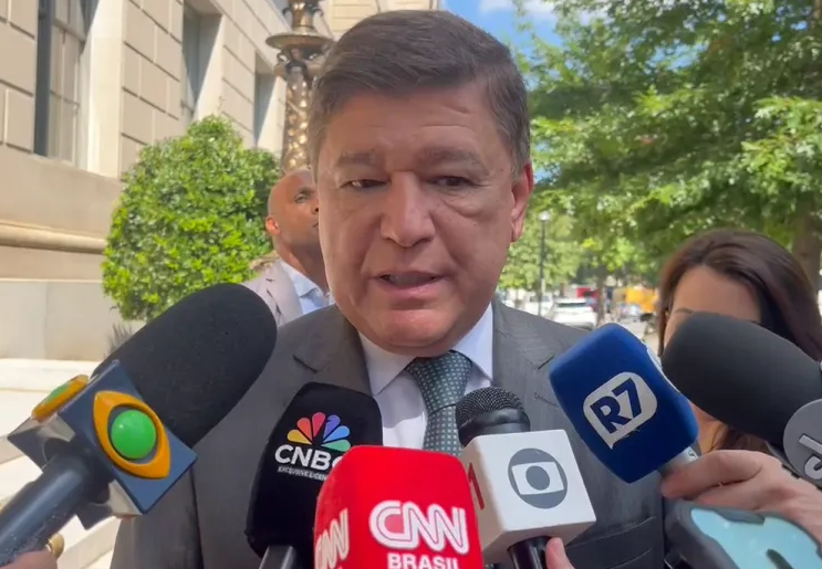 Senador Carlos Viana abandona Caiado e defende voto em Flávio Bolsonaro: “vamos varrer a esquerda”